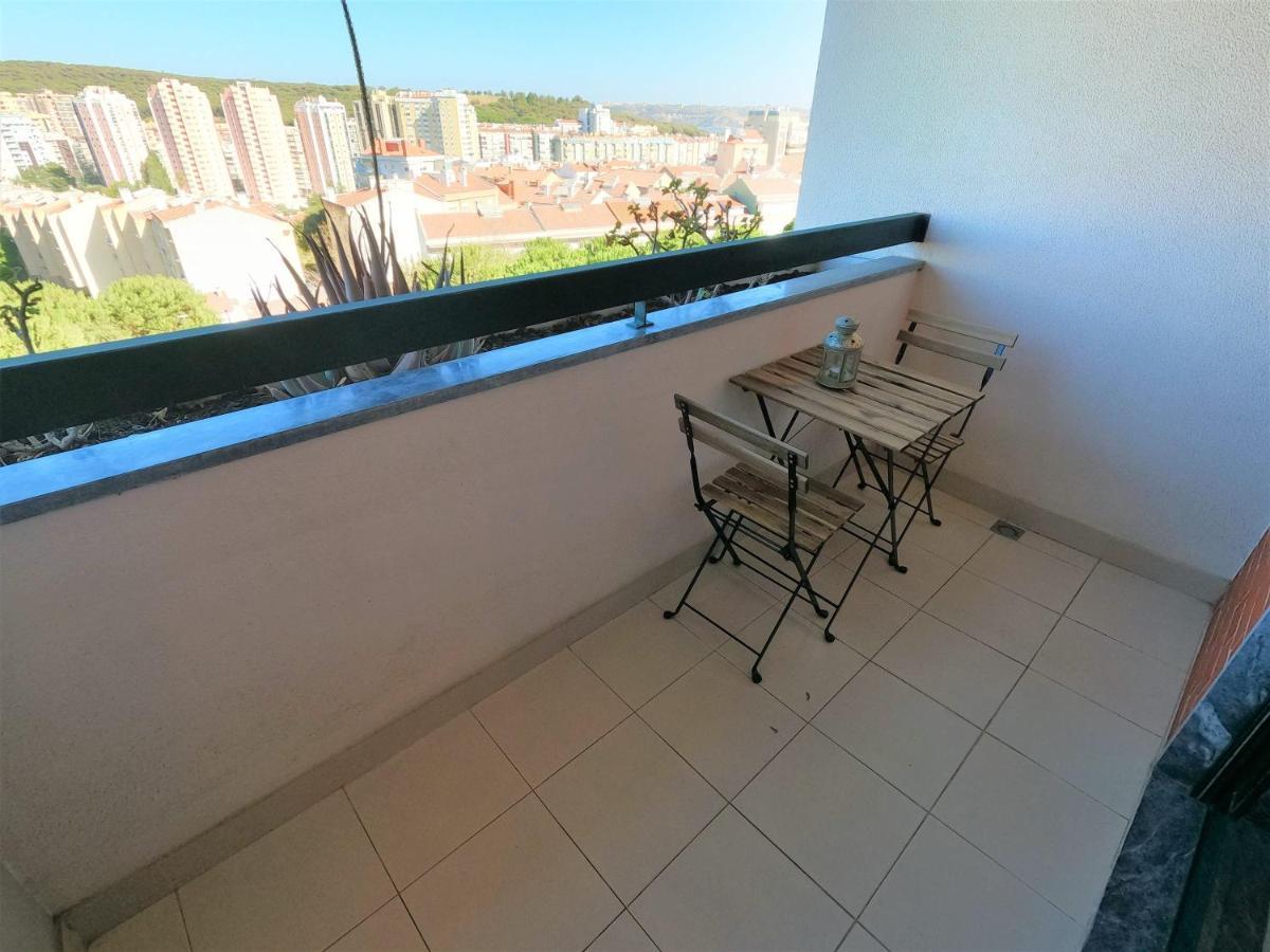 Lisbon 2 Bedroom Apartment With Balcony In Algés Exteriör bild