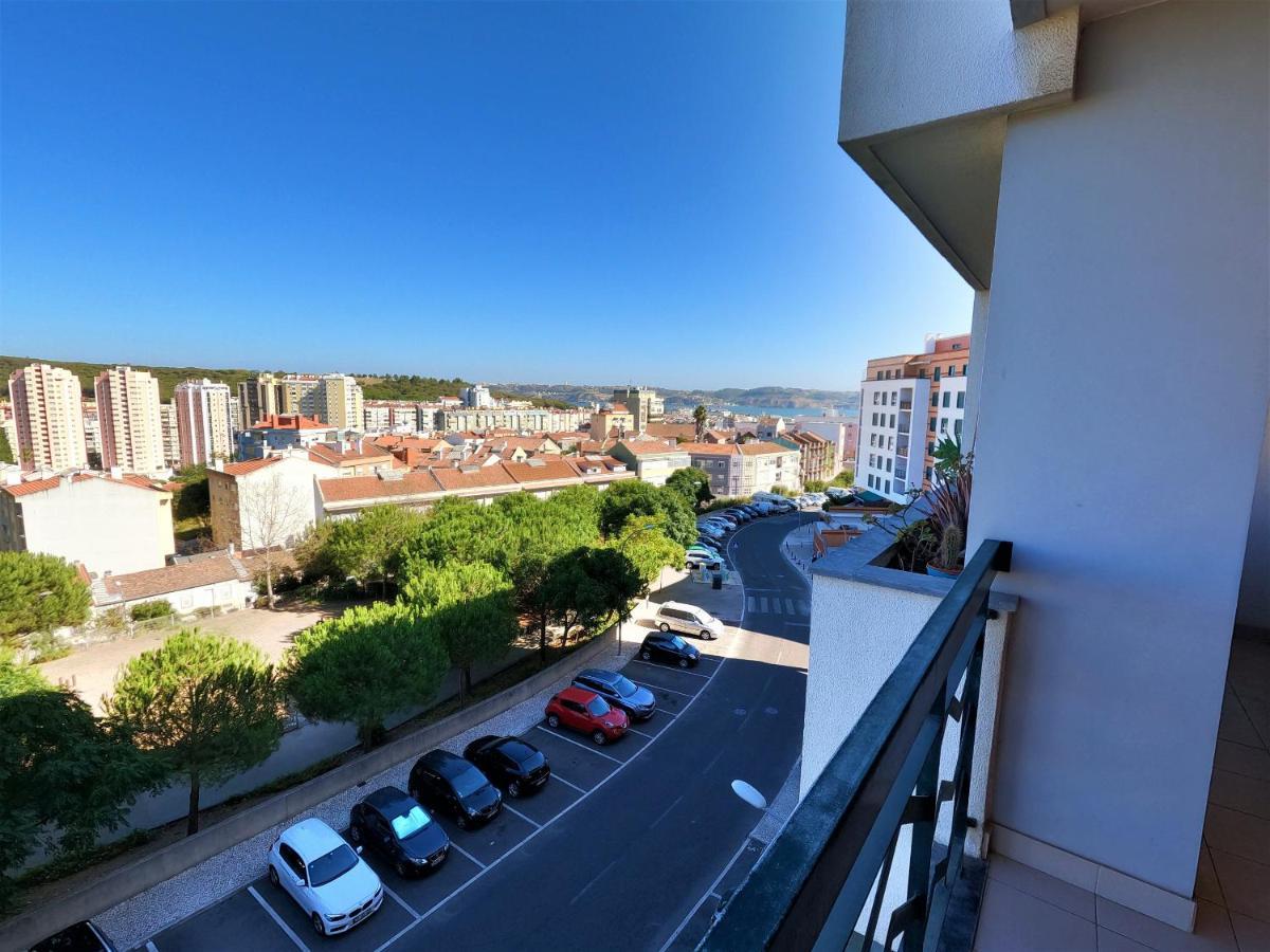 Lisbon 2 Bedroom Apartment With Balcony In Algés Exteriör bild